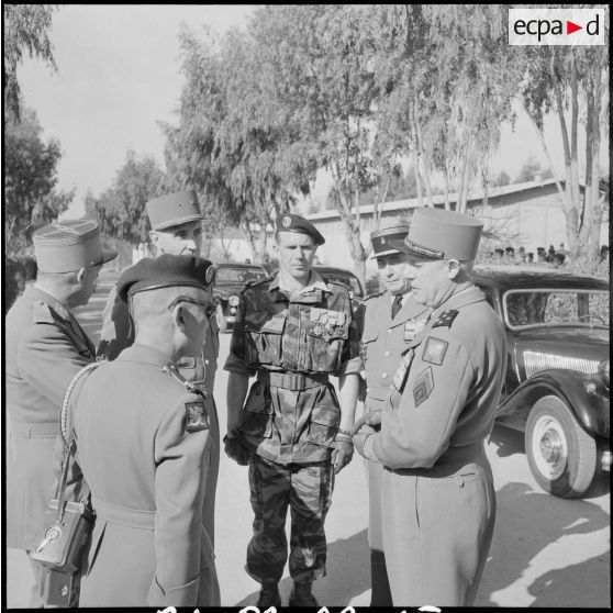 Visite du général Raoul Salan au commando vietnamien. [Description en cours]