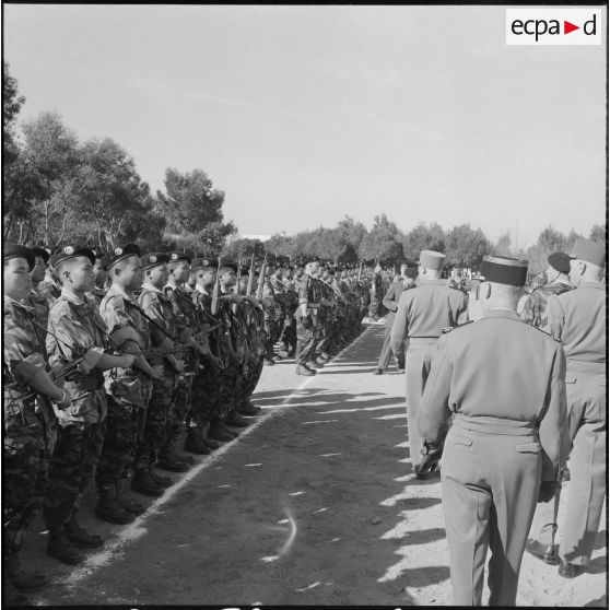 Visite du général Raoul Salan au commando vietnamien. [Description en cours]