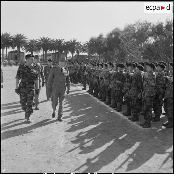 Visite du général Raoul Salan au commando vietnamien. [Description en cours]