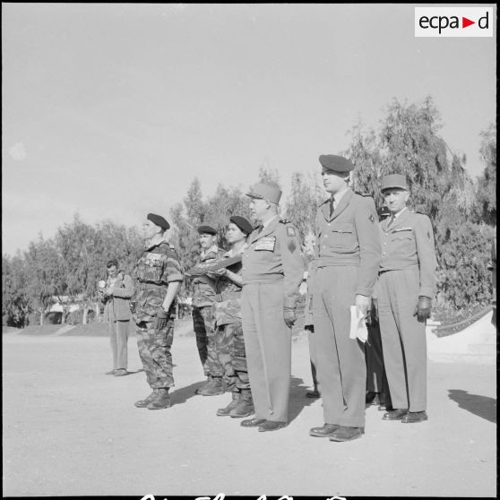 Visite du général Raoul Salan au commando vietnamien. [Description en cours]