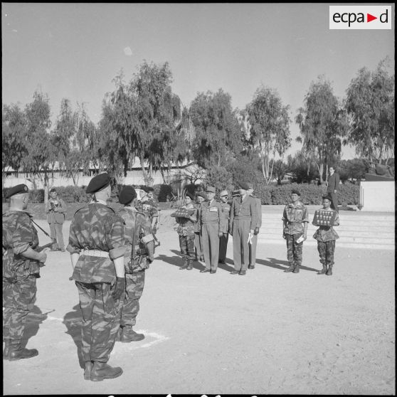 Visite du général Raoul Salan au commando vietnamien. [Description en cours]