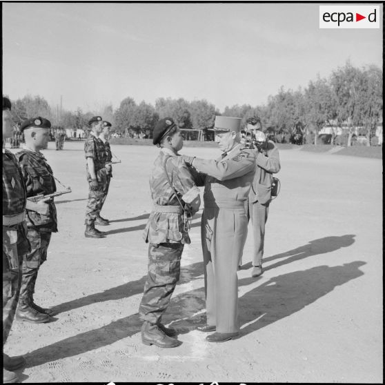 Visite du général Raoul Salan au commando vietnamien. [Description en cours]