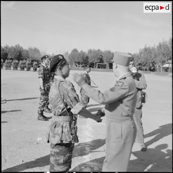 Visite du général Raoul Salan au commando vietnamien. [Description en cours]