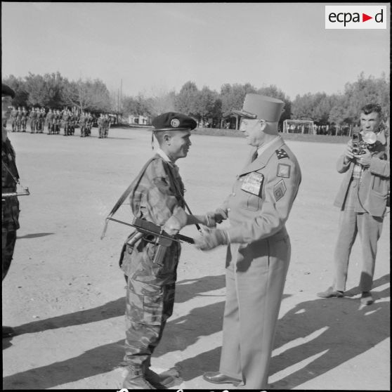 Visite du général Raoul Salan au commando vietnamien. [Description en cours]