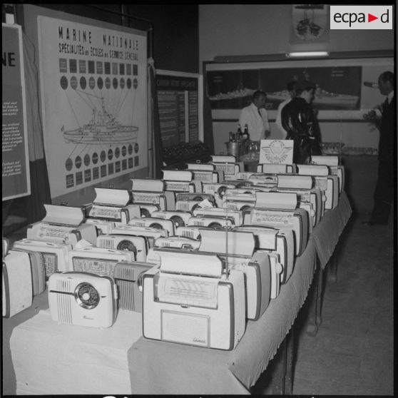 Remise de cadeaux de l’entraide parachutiste.[Description en cours]