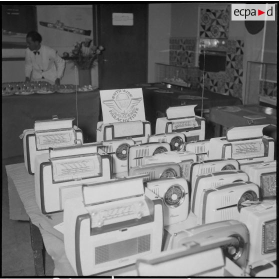 Remise de cadeaux de l’entraide parachutiste.[Description en cours]