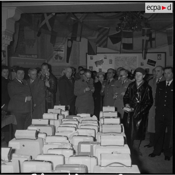 Remise de cadeaux de l’entraide parachutiste.[Description en cours]