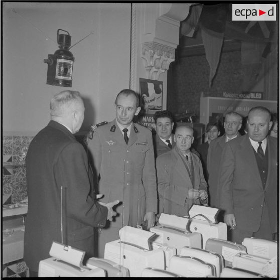 Remise de cadeaux de l’entraide parachutiste.[Description en cours]