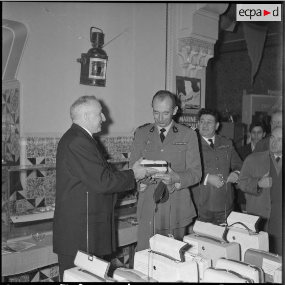 Remise de cadeaux de l’entraide parachutiste.[Description en cours]