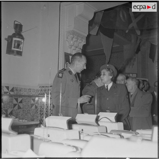 Remise de cadeaux de l’entraide parachutiste.[Description en cours]