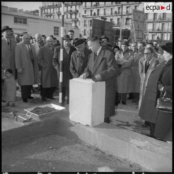 Inauguration par le maire d'Alger Jacques Chevallier de nouvelles installations municipales. [Description en cours]