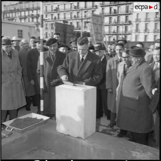 Inauguration par le maire d'Alger Jacques Chevallier de nouvelles installations municipales. [Description en cours]