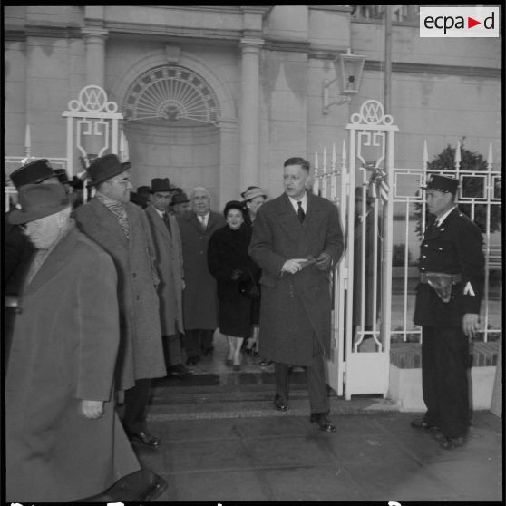 Inauguration par le maire d'Alger Jacques Chevallier de nouvelles installations municipales. [Description en cours]