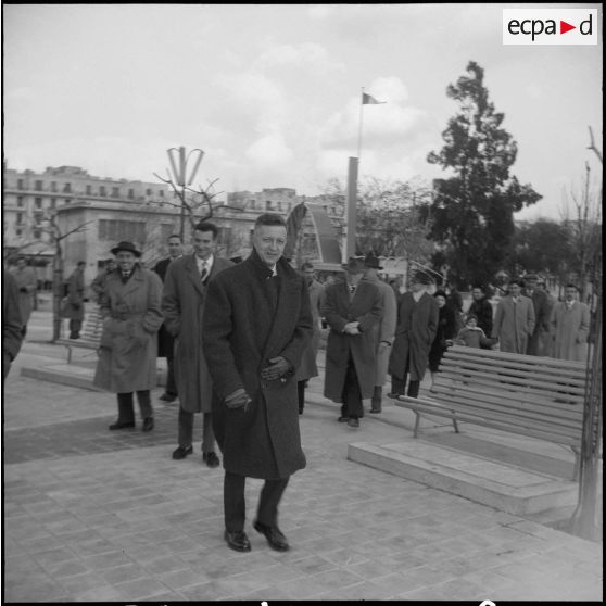 Inauguration par le maire d'Alger Jacques Chevallier de nouvelles installations municipales. [Description en cours]
