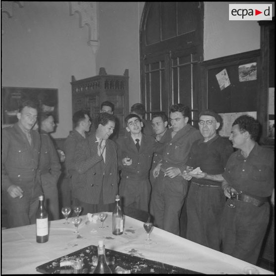 Un cocktail. [Description en cours]