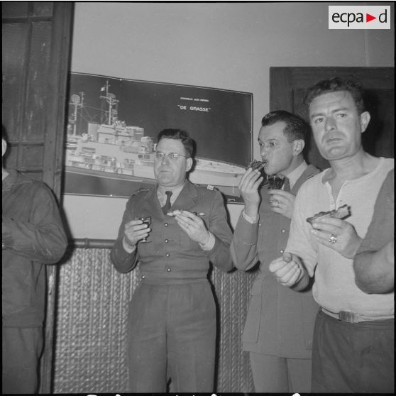 Un cocktail. [Description en cours]