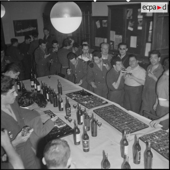 Un cocktail. [Description en cours]