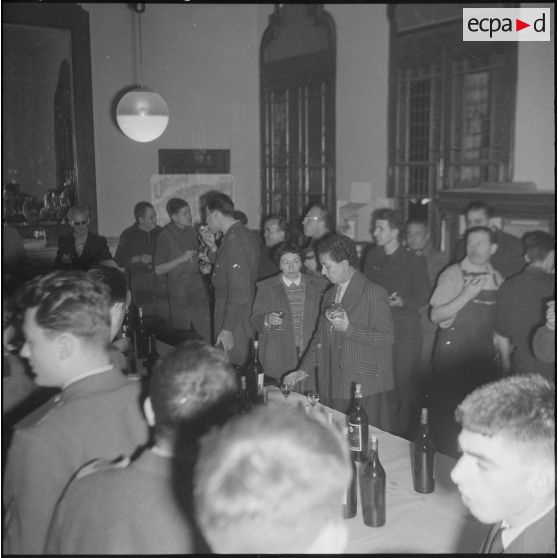 Un cocktail. [Description en cours]