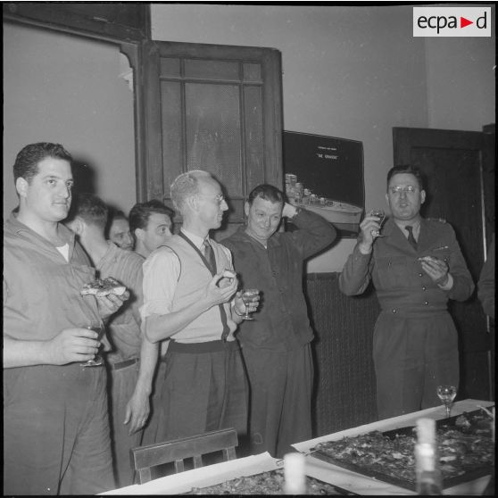 Un cocktail. [Description en cours]