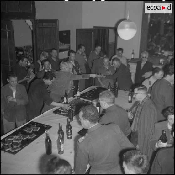 Un cocktail. [Description en cours]