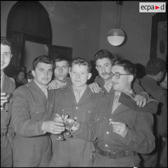 Un cocktail. [Description en cours]