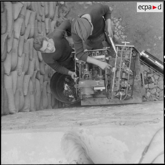 Vie quotidienne en poste. [Description en cours]