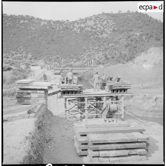 Construction d'un pont à Tizi-Ouzou par le 77e RG. [Description en cours]