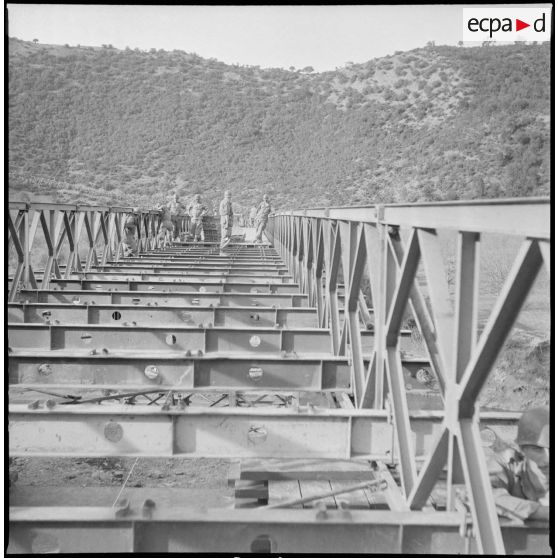 Construction d'un pont à Tizi-Ouzou par le 77e RG. [Description en cours]