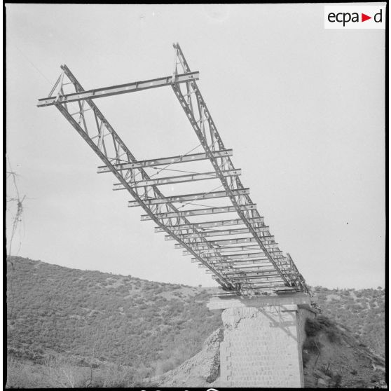 Construction d'un pont à Tizi-Ouzou par le 77e RG. [Description en cours]