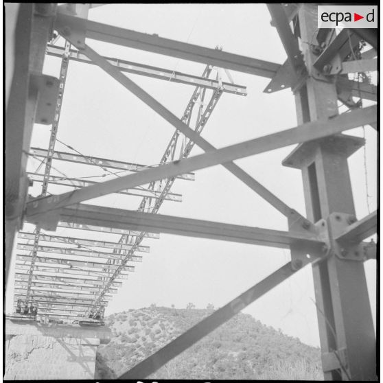 Construction d'un pont à Tizi-Ouzou par le 77e RG. [Description en cours]