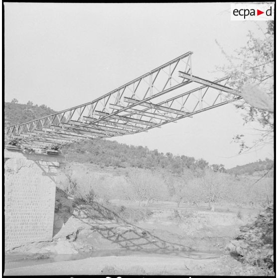 Construction d'un pont à Tizi-Ouzou par le 77e RG. [Description en cours]