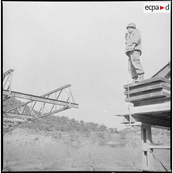 Construction d'un pont à Tizi-Ouzou par le 77e RG. [Description en cours]
