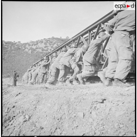 Construction d'un pont à Tizi-Ouzou par le 77e RG. [Description en cours]