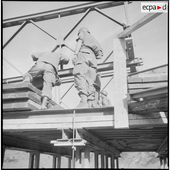 Construction d'un pont à Tizi-Ouzou par le 77e RG. [Description en cours]