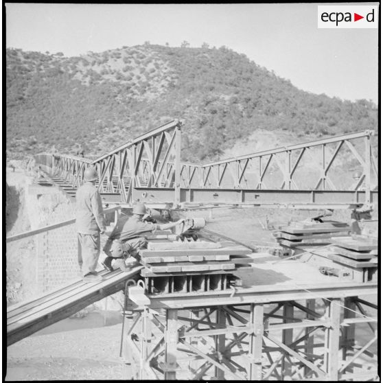 Construction d'un pont à Tizi-Ouzou par le 77e RG. [Description en cours]