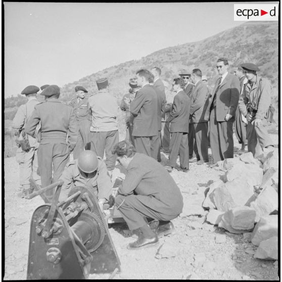 Construction d'un pont à Tizi-Ouzou par le 77e RG. [Description en cours]