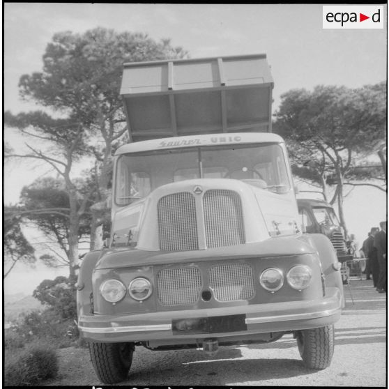 Présentation de véhicules Unic. [Description en cours]