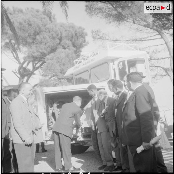 Présentation de véhicules Unic. [Description en cours]