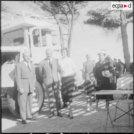 Présentation de véhicules Unic. [Description en cours]