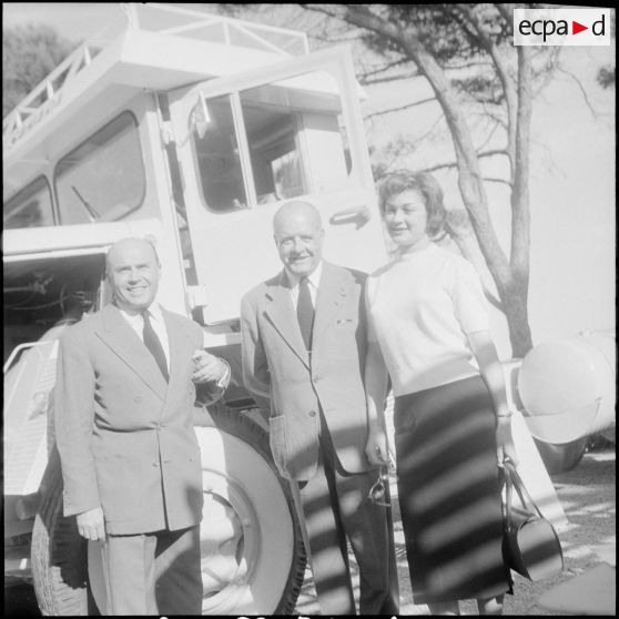 Présentation de véhicules Unic. [Description en cours]