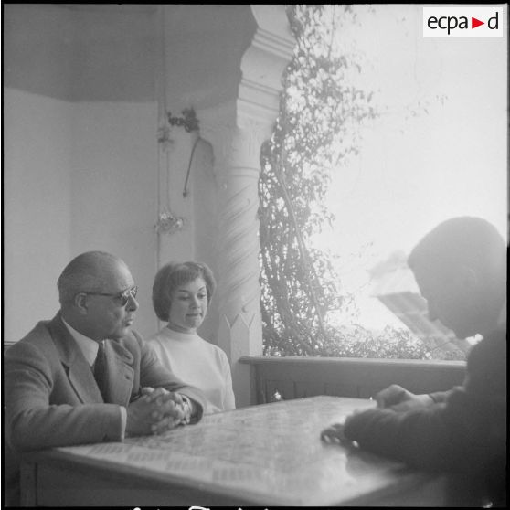 Présentation de véhicules Unic. [Description en cours]