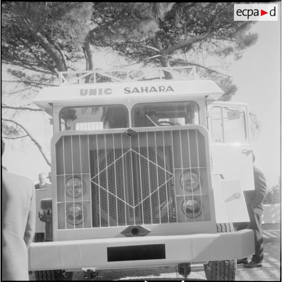 Présentation de véhicules Unic. [Description en cours]