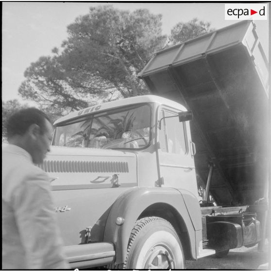 Présentation de véhicules Unic. [Description en cours]