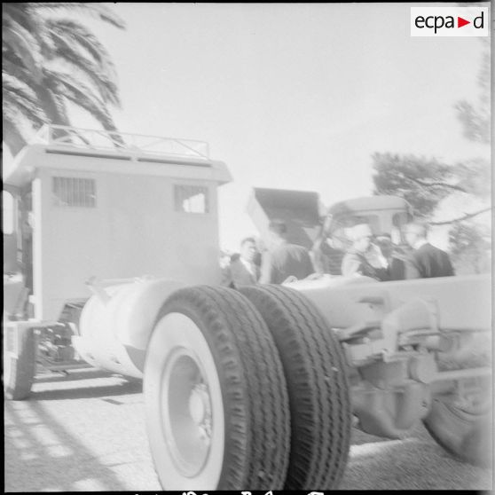 Présentation de véhicules Unic. [Description en cours]