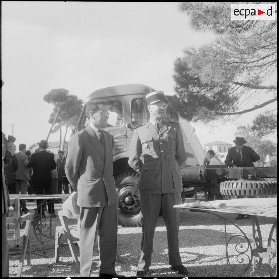 Présentation de véhicules Unic. [Description en cours]