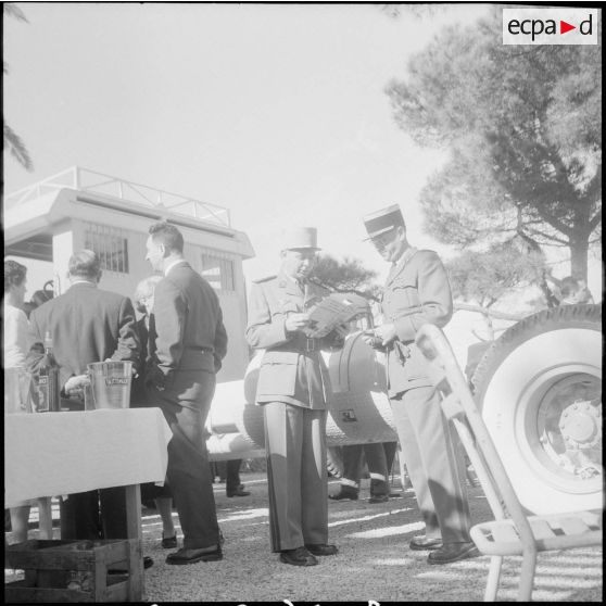 Présentation de véhicules Unic. [Description en cours]