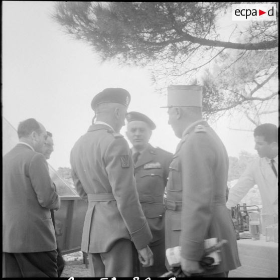 Présentation de véhicules Unic. [Description en cours]