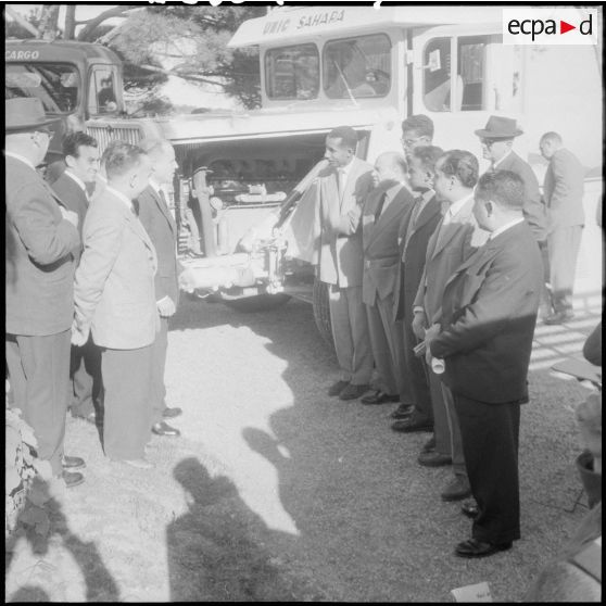 Présentation de véhicules Unic. [Description en cours]