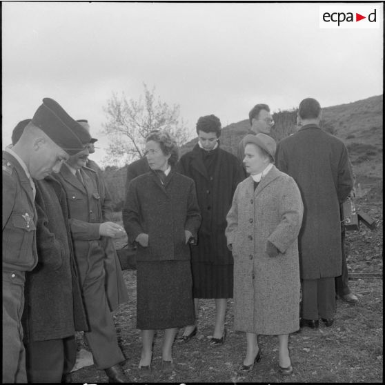 Visite de madame Lacoste dans le sud algérois. [Description en cours]