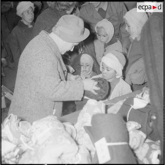 Visite de madame Lacoste dans le sud algérois. [Description en cours]